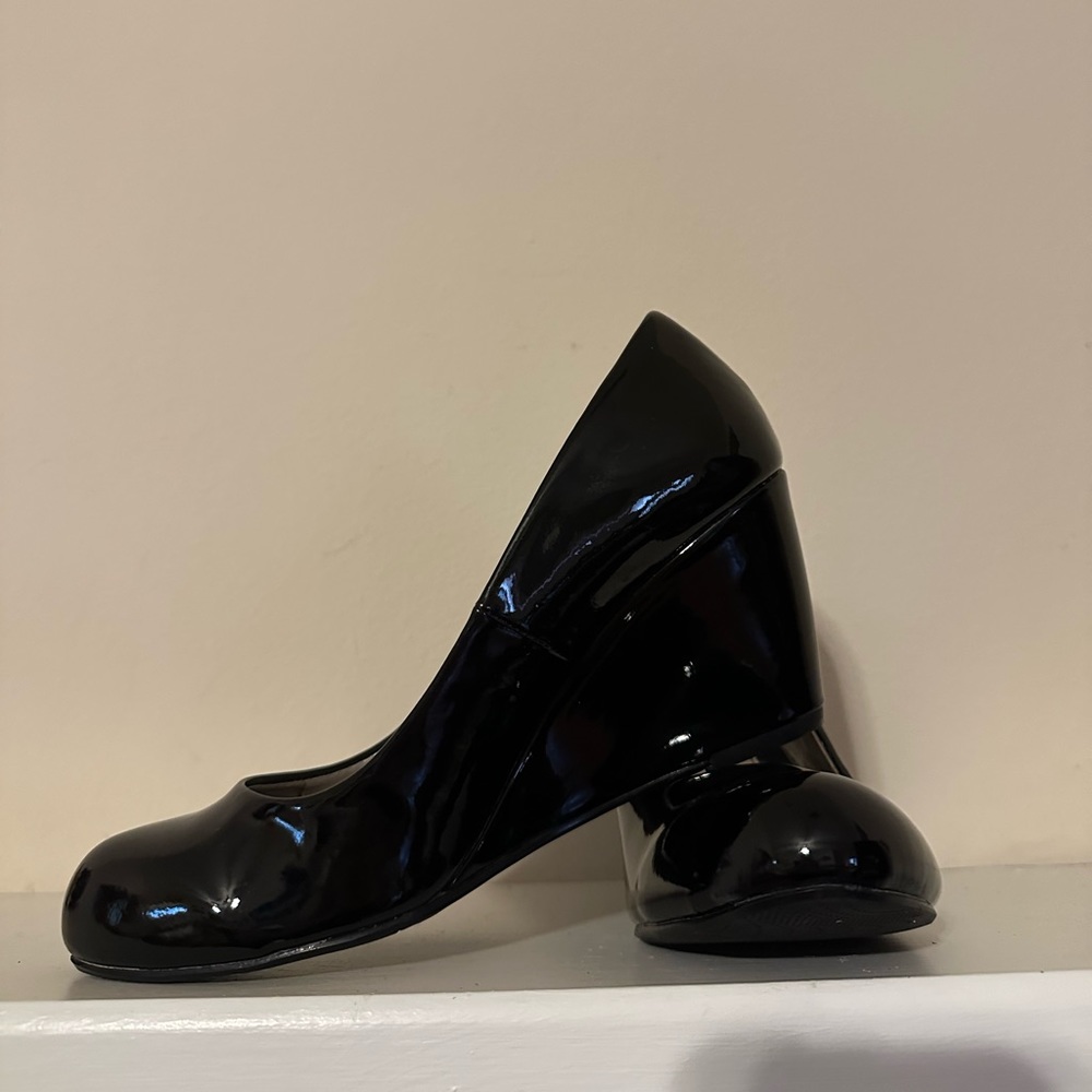 Black patent leather wedges. Size 6. - Picture 1 of 4